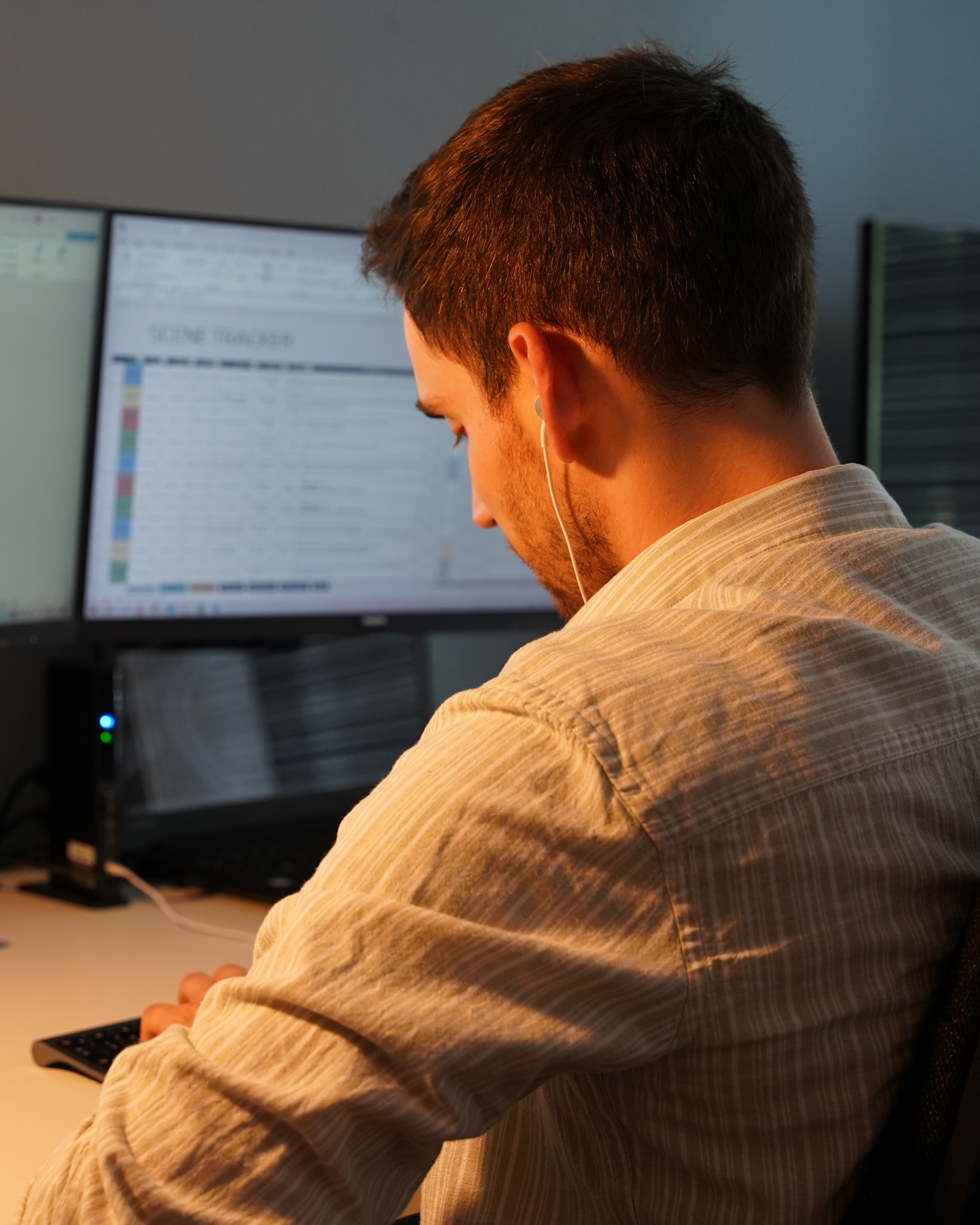 Markus Gammersbach beim Schreiben eines Romans am Laptop